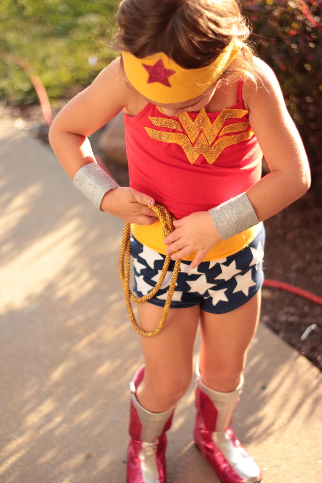 Wonder woman costume kid Help your child realize their inner warrior with this eye-catching Wonder Woman costume. It includes a one-piece dress donning a glittery iconic Wonder Woman logo on the metallic red top and sparkly dimensional stars on the shimmering tulle skirt.